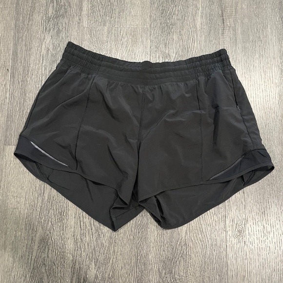 Lululemon Hotty hot shorts, Inseam 4", Size 14, Colour black - Picture 4 of 5